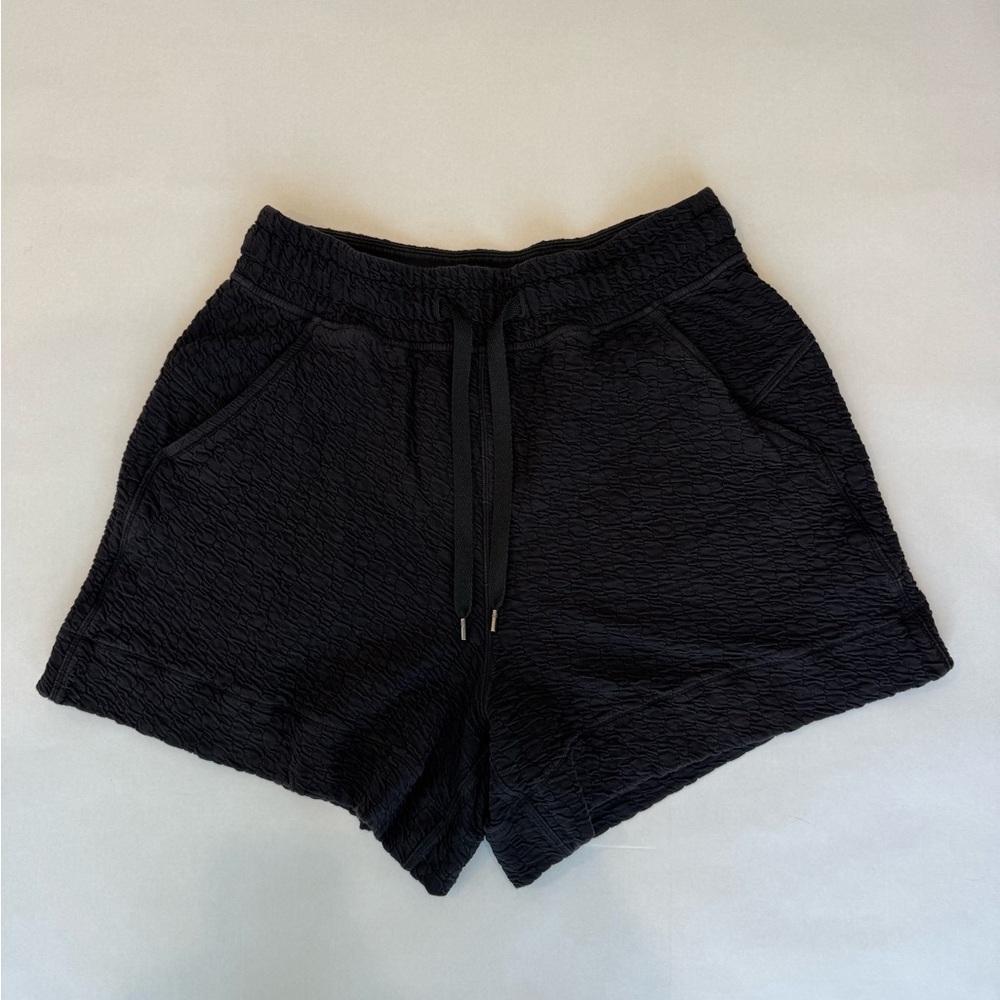 Lululemon textured Shorts in classic black